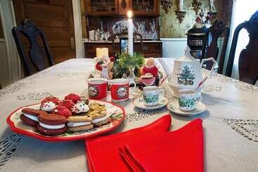Holden House 1902 Bed & Breakfast Inn
