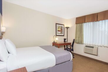 هتل Baymont By Wyndham Dubuque