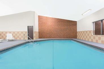 هتل Baymont By Wyndham Dubuque