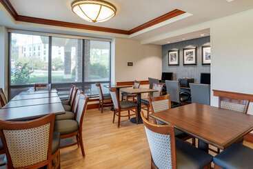 هتل Comfort Inn & Suites Newark  Wilmington
