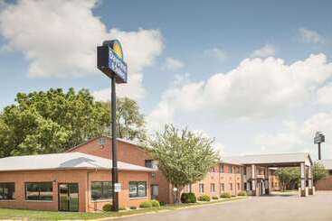 هتل Days Inn & Suites By Wyndham Waterloo
