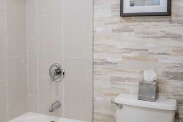 هتل Embassy Suites By Hilton Lexington Green