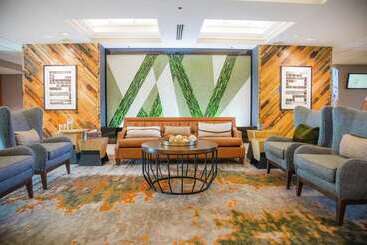 هتل Embassy Suites By Hilton Lexington Green