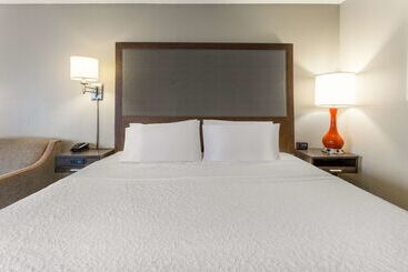 هتل Hampton Inn Eau Claire