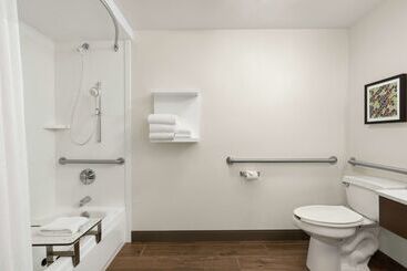 هتل Hampton Inn Portland Airport