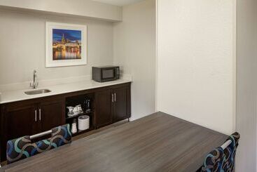 هتل Hampton Inn & Suites Nashvilleairport
