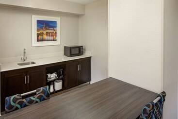 هتل Hampton Inn & Suites Nashvilleairport