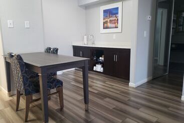 هتل Hampton Inn & Suites Nashvilleairport