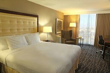 هتل Hilton Kansas City Airport