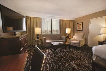 هتل Hilton Kansas City Airport