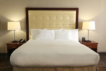 هتل Hilton Kansas City Airport