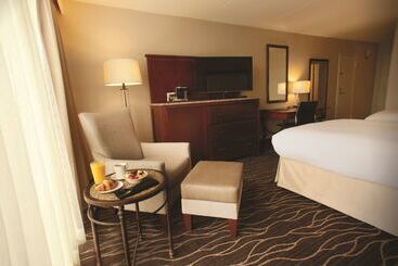 هتل Hilton Kansas City Airport