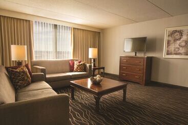 هتل Hilton Kansas City Airport