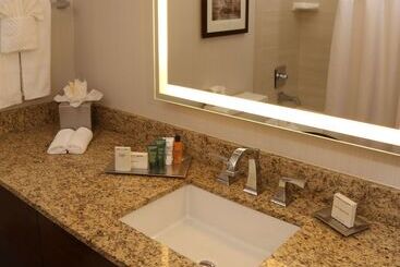 هتل Hilton Kansas City Airport