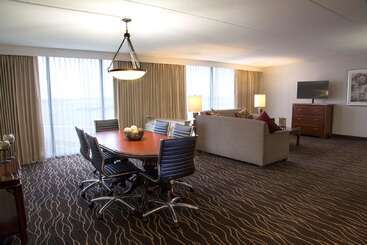 هتل Hilton Kansas City Airport