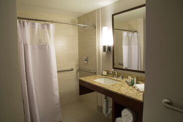 هتل Hilton Kansas City Airport