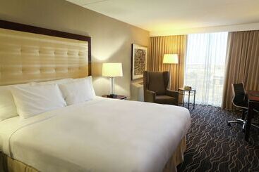 هتل Hilton Kansas City Airport