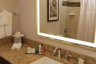 هتل Hilton Kansas City Airport
