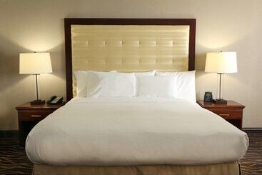 هتل Hilton Kansas City Airport