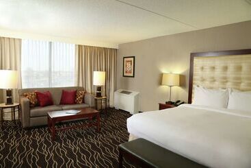 هتل Hilton Kansas City Airport