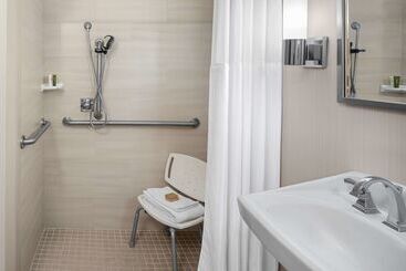 هتل Hilton Kansas City Airport