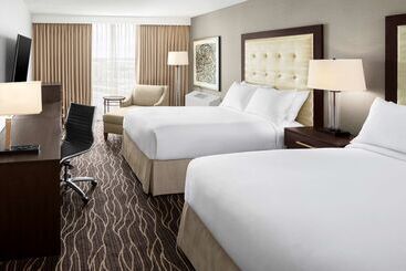 هتل Hilton Kansas City Airport