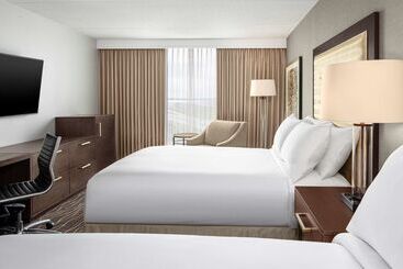 هتل Hilton Kansas City Airport