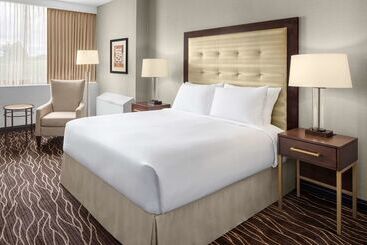 هتل Hilton Kansas City Airport