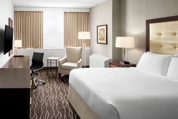 هتل Hilton Kansas City Airport