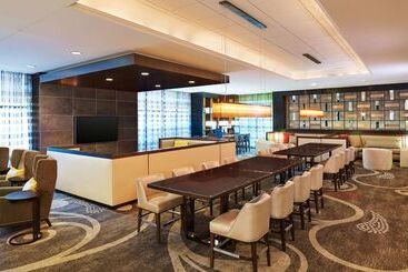 هتل Hilton Kansas City Airport