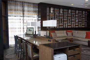 هتل Hilton Kansas City Airport