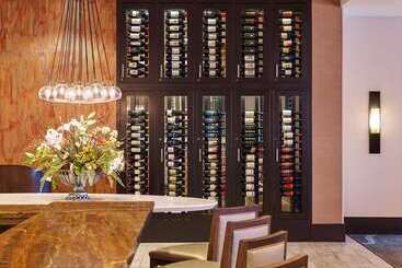 هتل Hilton Kansas City Airport