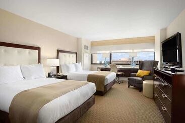 هتل Hilton Miami Airport Blue Lagoon