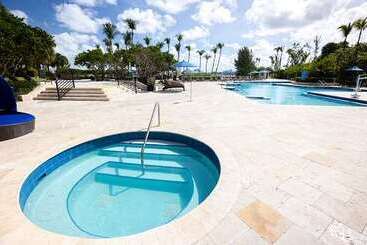 هتل Hilton Miami Airport Blue Lagoon