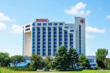 هتل Hilton Minneapolisst. Paul Airport