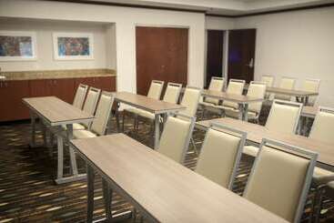 هتل Holiday Inn Express & Suites Cincinnati Riverfront, An Ihg