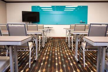 هتل Holiday Inn Express & Suites Cincinnati Riverfront, An Ihg