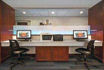 هتل Holiday Inn Express & Suites Cincinnati Riverfront, An Ihg