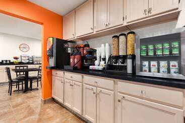 هتل Howard Johnson By Wyndham Waterloo/cedar Falls