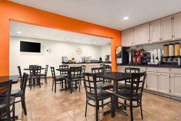 هتل Howard Johnson By Wyndham Waterloo/cedar Falls