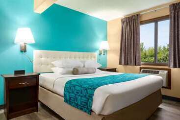 هتل Howard Johnson By Wyndham Waterloo/cedar Falls