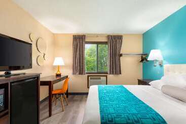 هتل Howard Johnson By Wyndham Waterloo/cedar Falls