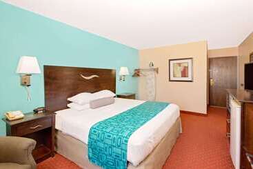 هتل Howard Johnson By Wyndham Waterloo/cedar Falls
