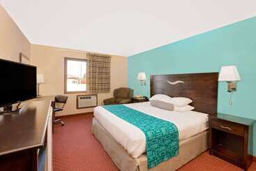 هتل Howard Johnson By Wyndham Waterloo/cedar Falls