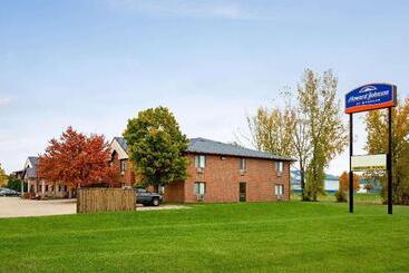 هتل Howard Johnson By Wyndham Waterloo/cedar Falls