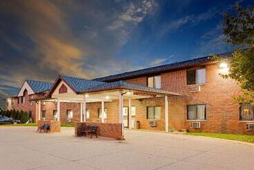 هتل Howard Johnson By Wyndham Waterloo/cedar Falls