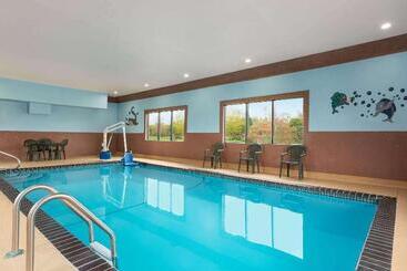 هتل Howard Johnson By Wyndham Waterloo/cedar Falls