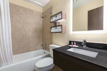هتل Howard Johnson By Wyndham Waterloo/cedar Falls