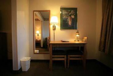 هتل New Victorian Inn & Suites Lincoln
