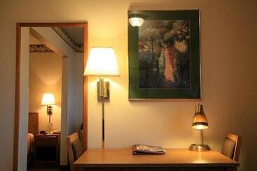 هتل New Victorian Inn & Suites Lincoln